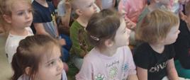 Dzieci oglądające spektakl