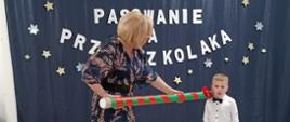 Pasowanie na przedszkolaka z udziałem dzieci i Pani Dyrektor.