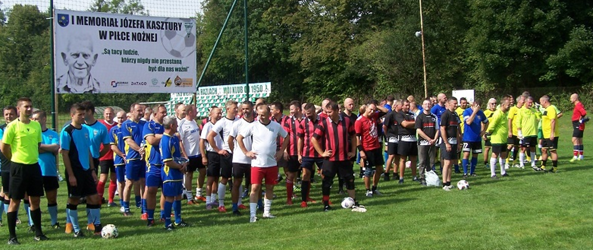 Drużyny uczestniczące w Memoriale. Z tyłu na piłkochwycie promujący turniej specjalnie wykonany baner z podobizną trenera Józefa Kasztury. Widoczne motto: „Są tacy ludzie, którzy nigdy nie przestaną być dla nas ważni”. Fot. Franciszek Bierski