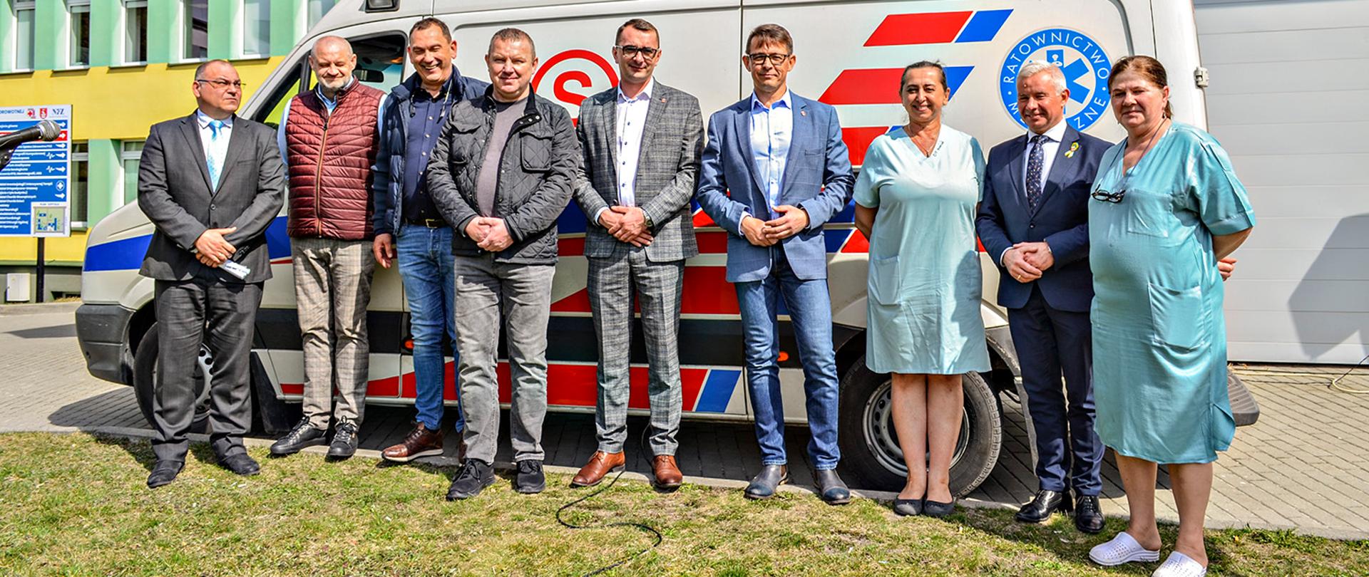 Ambulans został zakupiony przez Marcina Piotrowskiego i został przekazany wraz z wyposażeniem na Ukrainę