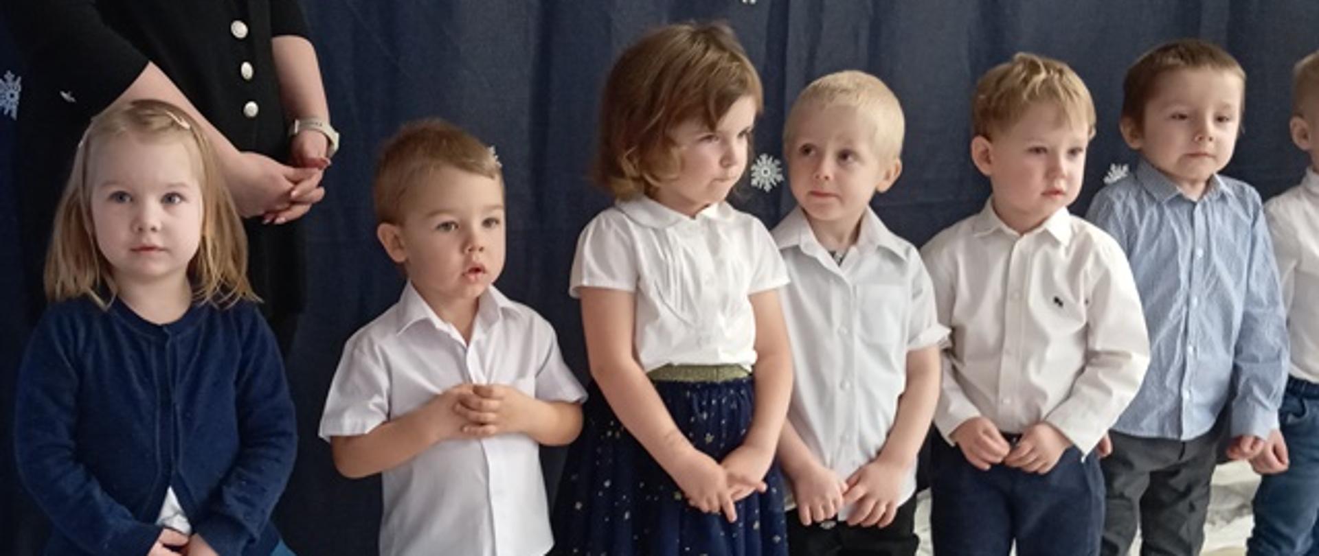 Występujące dzieci wraz z nauczycielkami