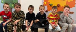 Dzieci w strojach karnawałowych podczas zabawy