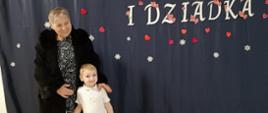 Dzieci pozują do zdjęcia z dziadkami i babciami