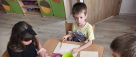 Dzieci w trakcie warsztatów plastycznych - tworzą obraz