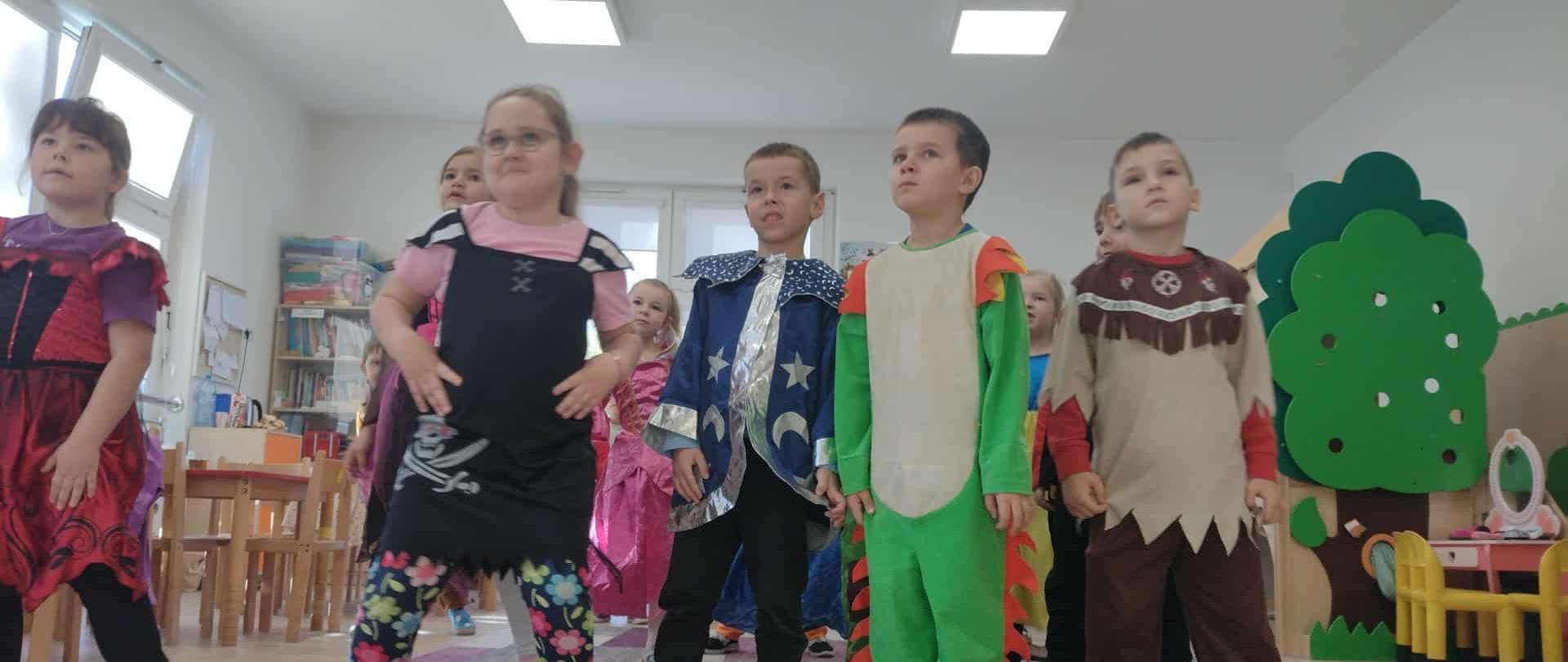 Dzieci preznetują kostiumy postaci z bajek