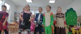 Dzieci preznetują kostiumy postaci z bajek