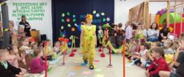 Dzieci ubrane w przygotowane przebrania z recyklingu, idą po "wybiegu" - kolorowym dywanie