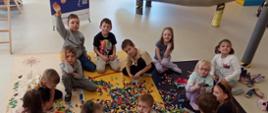 Dzieci w trakcie zabawy klockami lego - układają poszczególne elementy, pozują do zdjęć