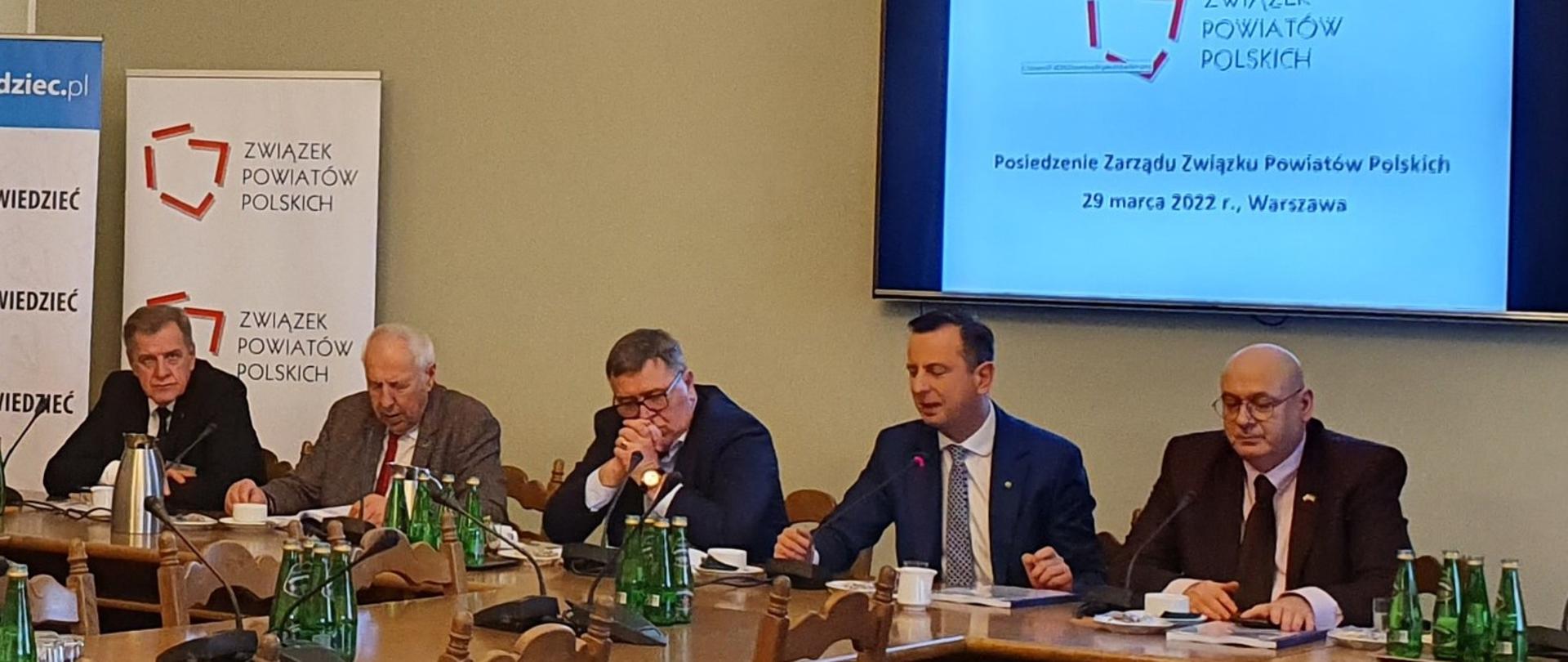 Wiceprezes zarządu Związku Powiatów Polskich Sławomir Jerzy Snarski podczas obrad (pierwszy z lewej)