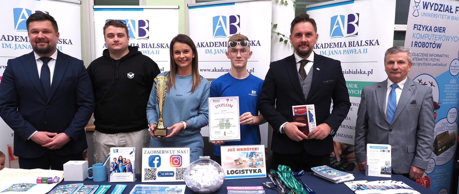 Prezentacje edukacyjno-doradcze "Uczelnie w powiecie" - Akademia Bialska im. Jana Pawła II z pucharem starosty bielskiego za najciekawsze stoisko