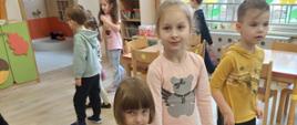 Wspólne zabawy dzieci z nauczycielkami i dyrekcją