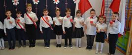 Dzieci biorące udział w uroczystym apelu preznetują repertuar muzyczny
