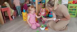Dzieci i rodzice w trakcie zajęć w sali przedszkolnej