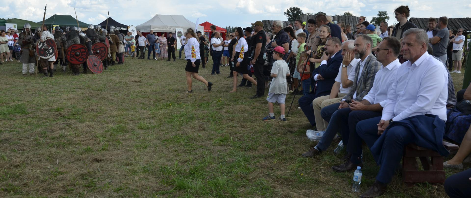 XVI festyn archeologiczny Zbucz – Grodzisko 2023 - wśród widzów starosta bielski Sławomir Jerzy Snarski i wicestarosta Piotr Bożko