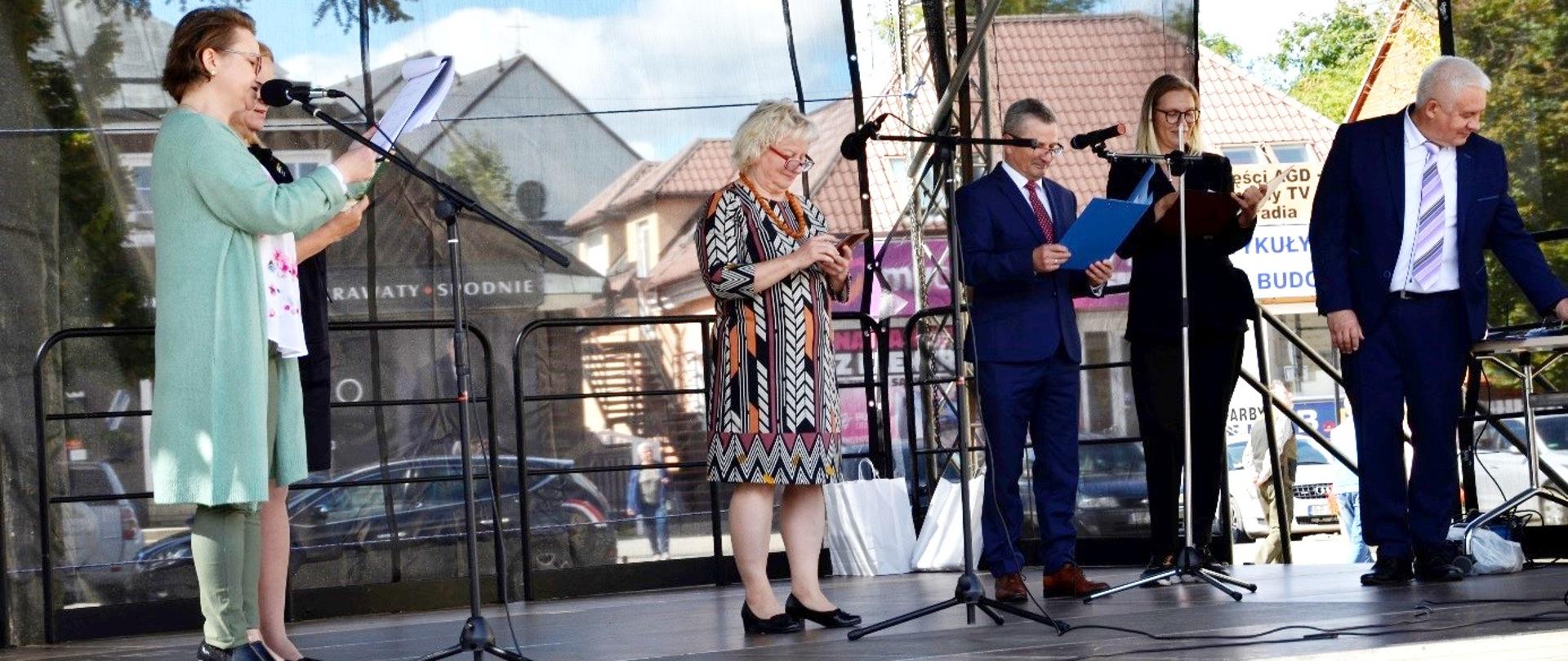 W jednej ze scen odczytu dramatu „Moralność pani Dulskiej” wystąpił reprezentujący starostę bielskiego Anatol Grzegorz Tymiński (trzeci z prawej)