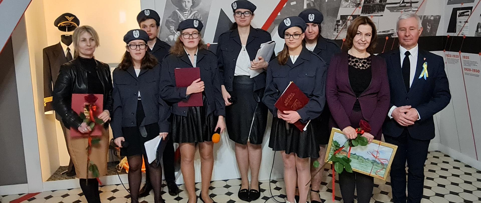 Na zdjęciu Starosta Kraśnicki Andrzej Rolla z uczennicami występującymi podczas święta patrona szkoły.