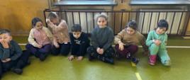 Na szkolnym korytarzu - wspólne zdjęcie siedzących dzieci