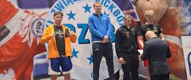 Zawodnicy na podium zawodów. Pierwszy od lewej stoi Kraśniczanin Szymon Członka