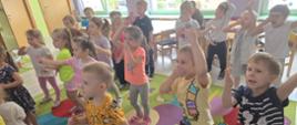 Dzieci podczas ćwiczeń