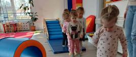 Dzieci podczas zabaw w sali - dzieci stoją na matach