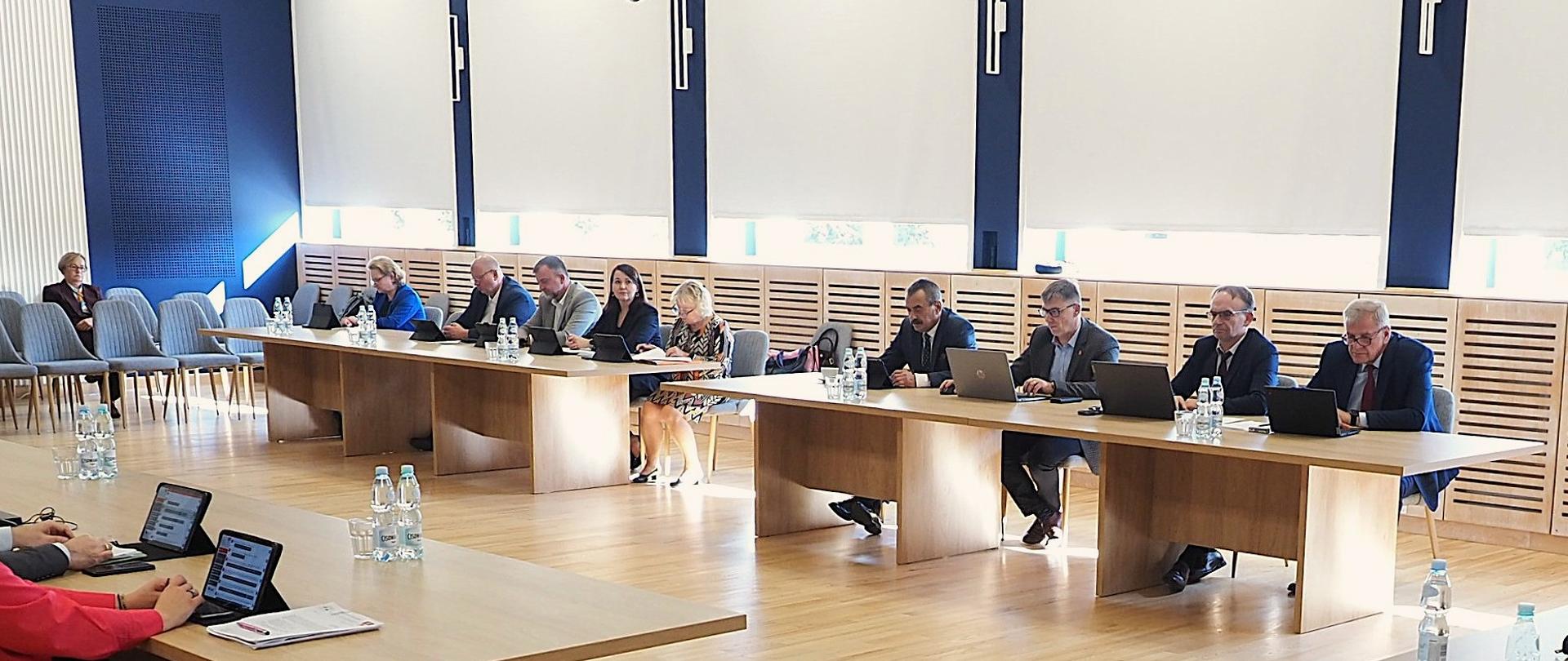 Radni Rady Powiatu zapoznali się z informacją o sytuacji na rynku pracy w Powiecie Bielskim w 2026 roku