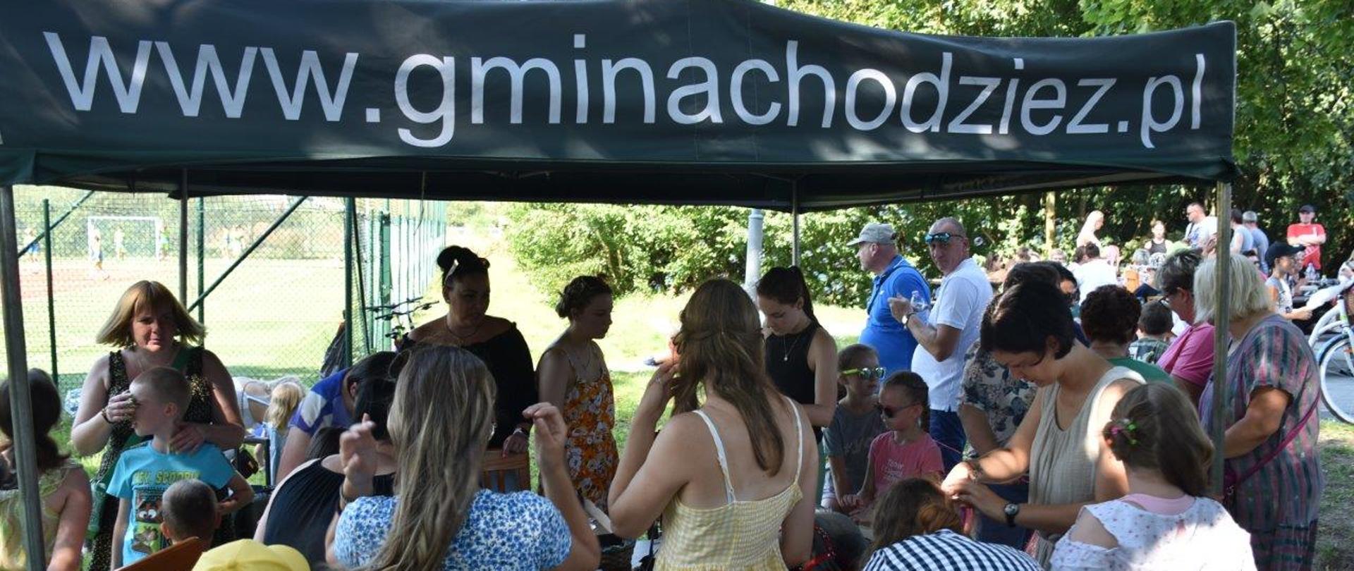 Grupa uczestników pikniku