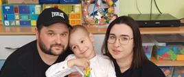 Rodzice z dziećmi prezentują warsztatów