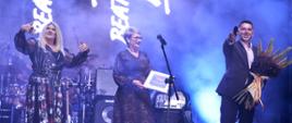 Beata Kozidrak na scenie z przedstawicielami Konstantynowa Łódzkiego podczas Święta Miasta.