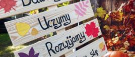 Tablica z pozytywnymi hasłami - bawimy się, uczymy, rozwijamy, przyjaźnimy się, jesteśmy razem