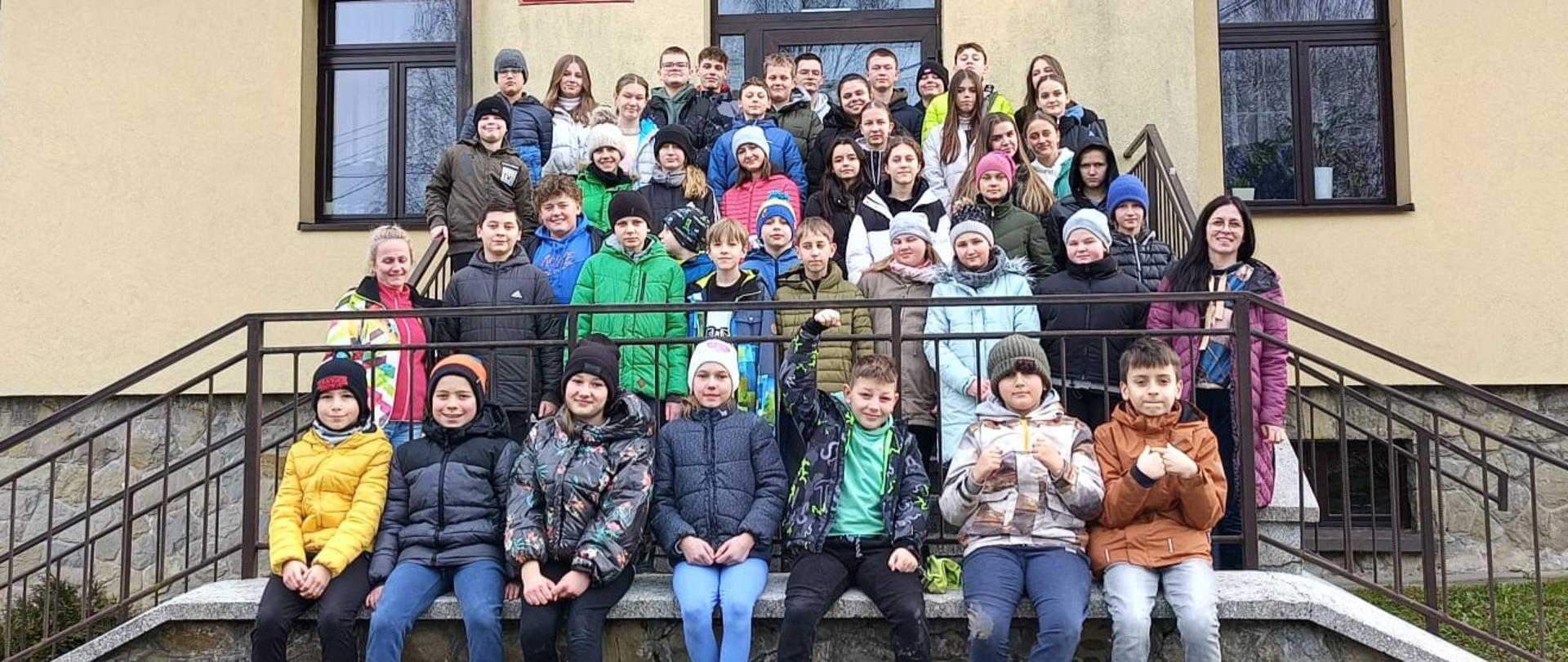 Uczestnicy białej szkoły „Podróż do gwiazd” przed budynkiem szkoły podstawowej w Rokicinach Podhalańskich