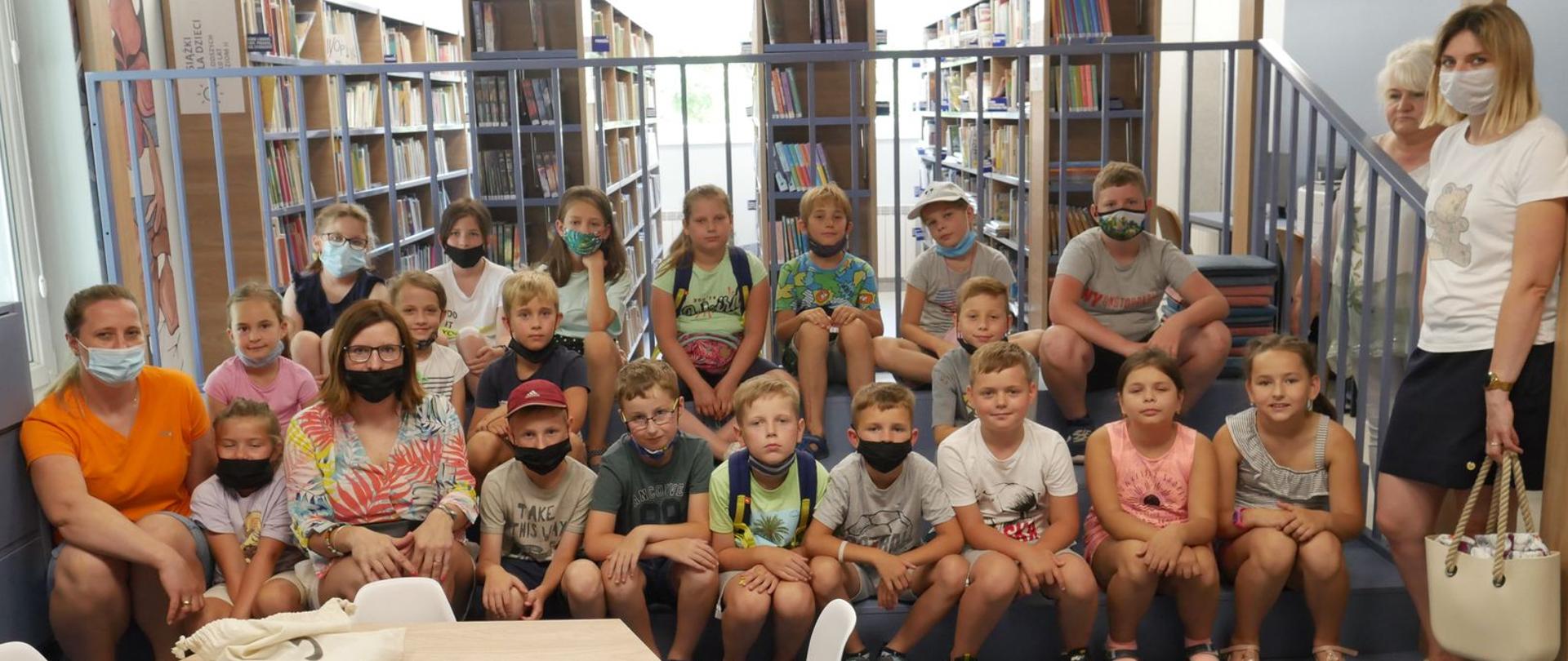 Zdjęcie grupowe uczniów w Bibliotece Publicznej w Kalwarii Zebrzydowskiej. 
