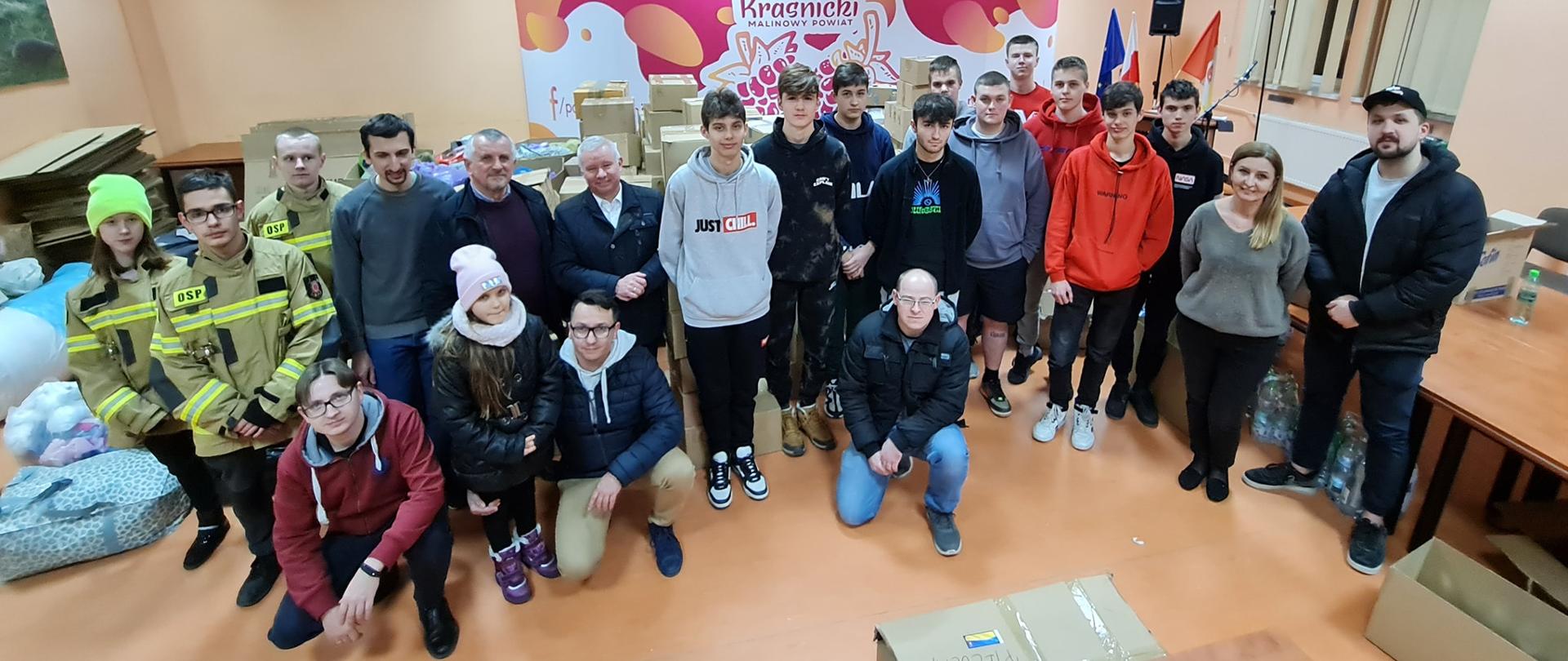 Zdjęcie przedstawia wolontariusz akcji "Solidarni z Ukrainą".