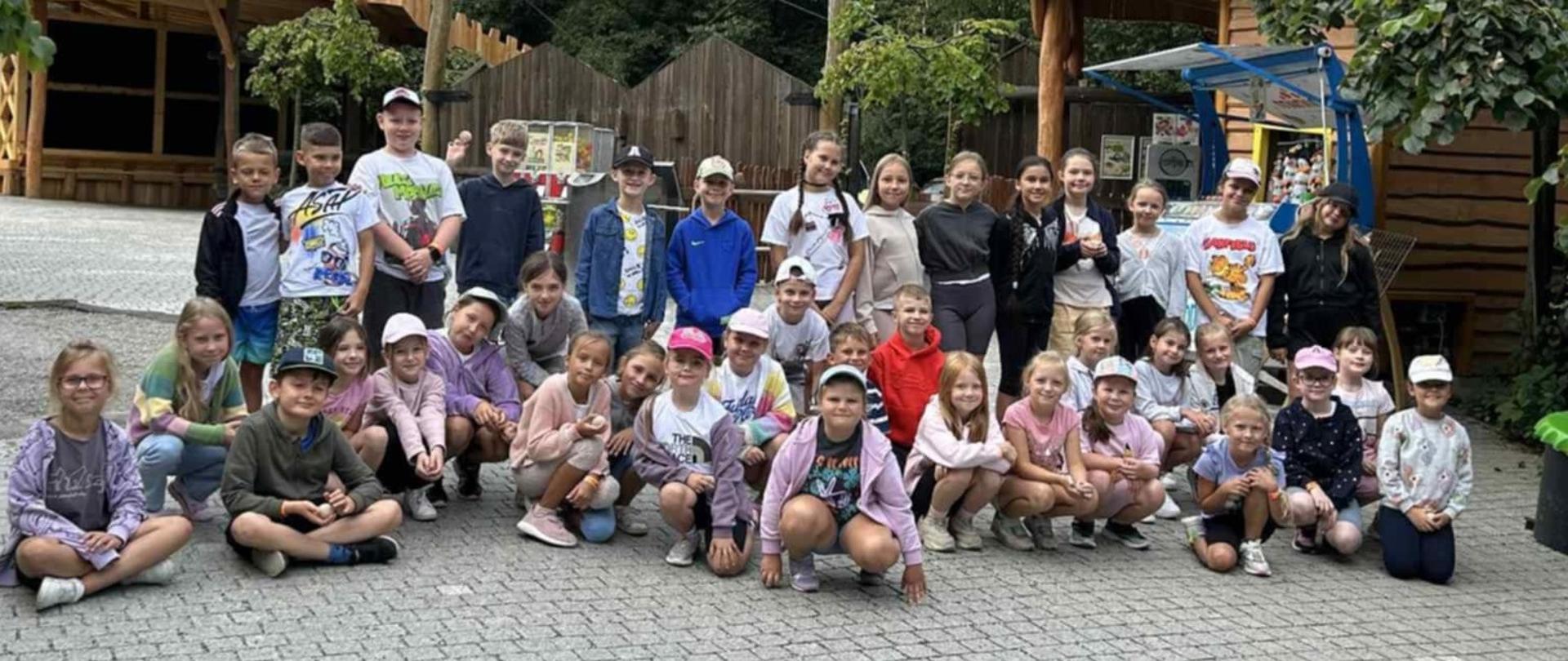 W dniach 18–22 sierpnia w Szkole Podstawowej w Przytkowicach odbyły się półkolonie letnie, w których wzięło udział 44 uczniów. Piękna, słoneczna pogoda towarzyszyła uczestnikom przez cały tydzień, sprzyjając aktywnościom na świeżym powietrzu, wycieczkom i wspólnej zabawie. Każdy dzień był wyjątkowy, pełen atrakcji i nowych doświadczeń.
