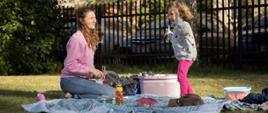 Piknik - mama z córką siedzą na kocu