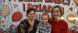 Dzieci pozują do zdjęcia z dziadkami