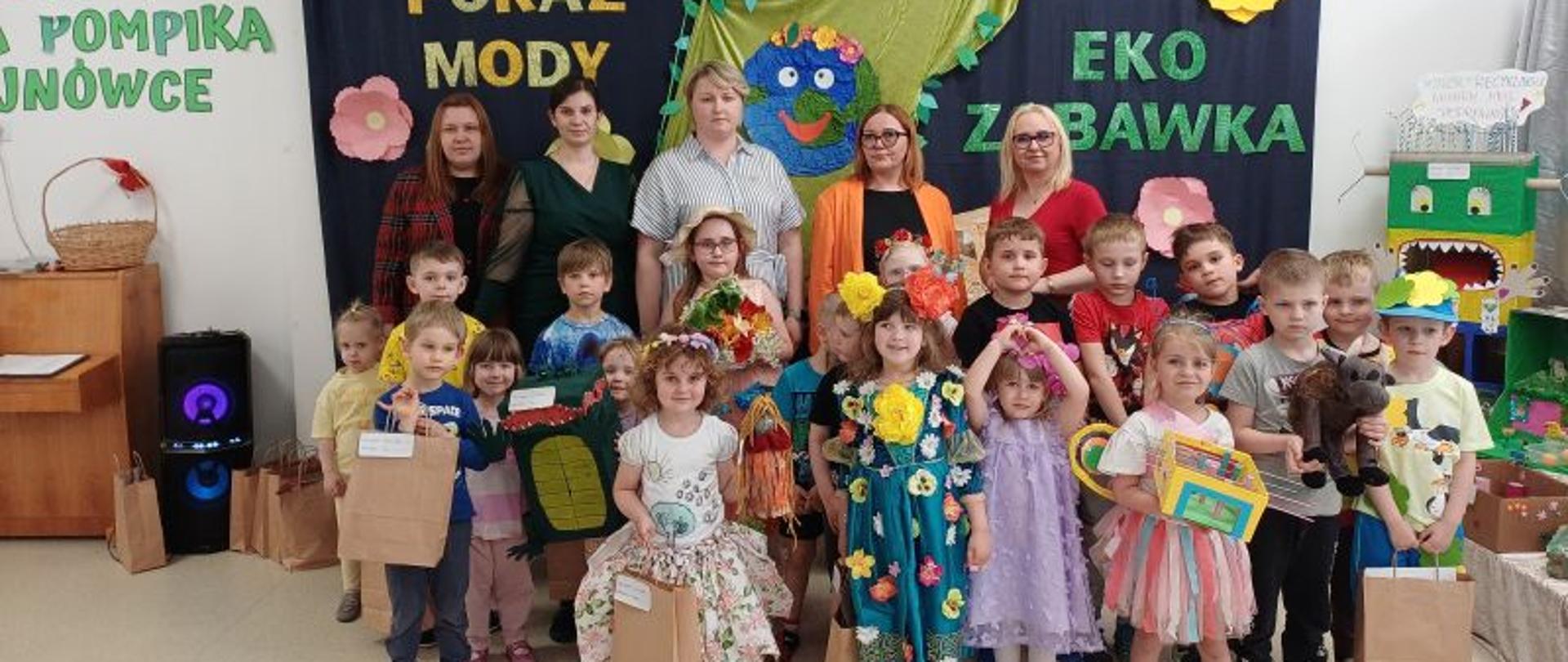 Uczestnicy wydarzenia pozują do wydarzenia