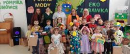 Uczestnicy wydarzenia pozują do wydarzenia
