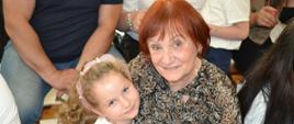 Widownia - dumni rodzice i dziadkowie pozują z dziećmi