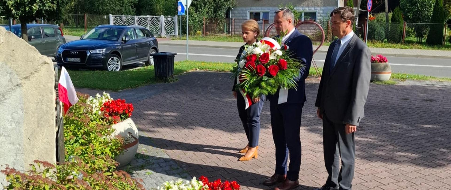 Złożenie kwiatów pod pomnikiem.