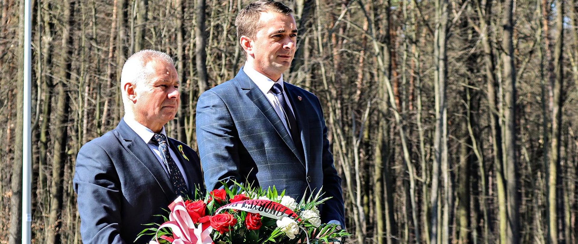 Na zdjęciu Starosta Kraśnicki Andrzej Rolla i Wicestarosta Kraśnicki Paweł Kudrel składają symboliczne kwiaty przed pomnikiem ofiar wyznania mojżeszowego, którzy zostali zamordowani przez Niemców w latach 1939-1945 w lesie przy obecnej Fabryce Łożysk Tocznych w Kraśniku