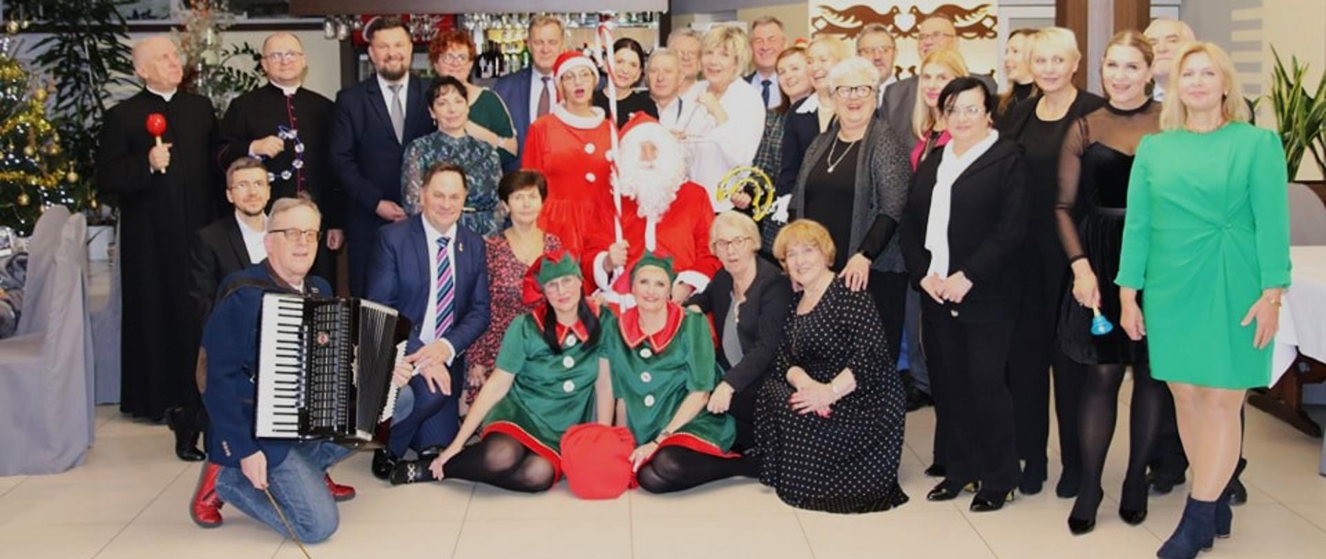 Starosta bielski Sławomir Jerzy Snarski z uczestnikami spotkania opłatkowego z Chórem Polskiej Pieśni Narodowej