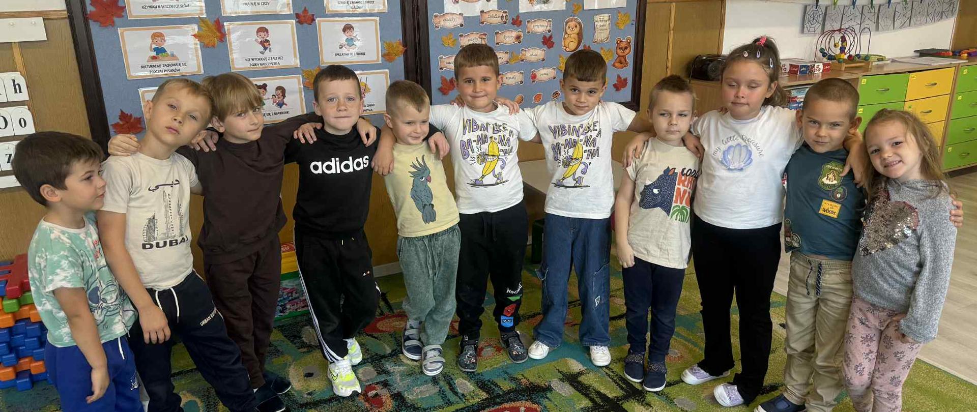 Dzieci przytulają się do siebie