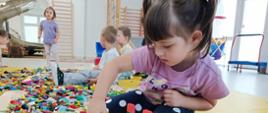 Dzieci w trakcie zabawy klockami LEGO