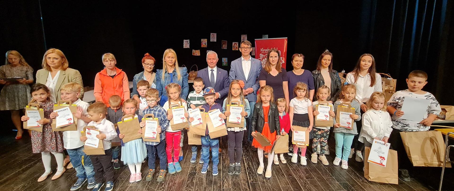 Pamiątkowe zdjęcie z laureatami Powiatowego Konkursu „Zdrowa i Piękna Mama”