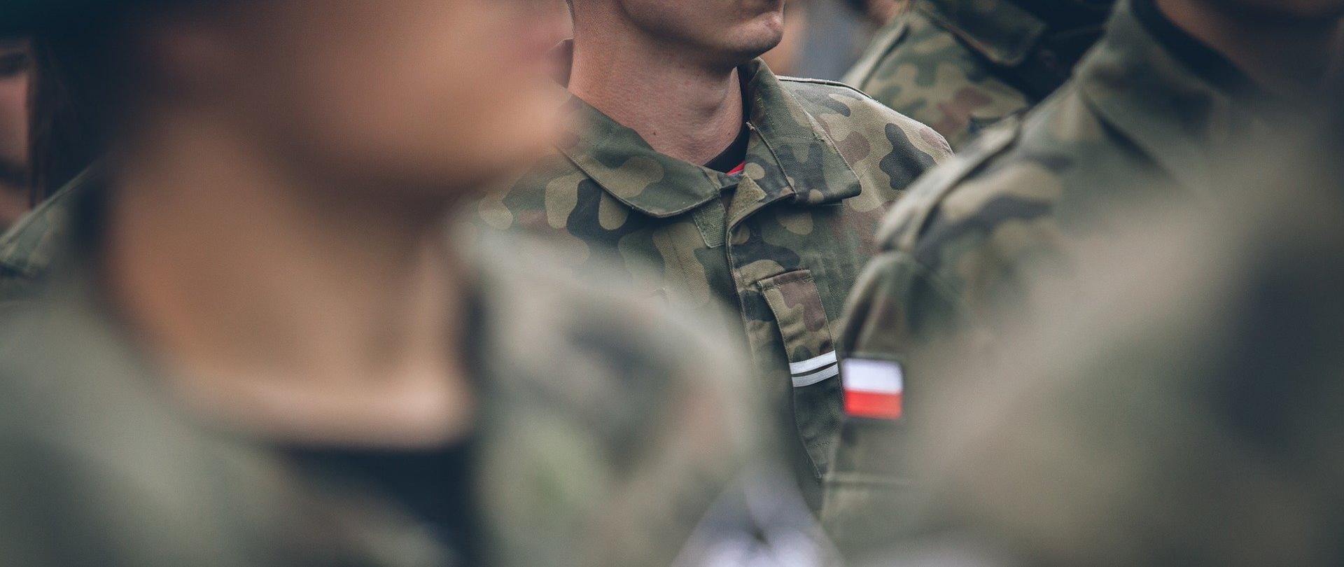 Zdjęcie grupy żołnierzy w mundurach