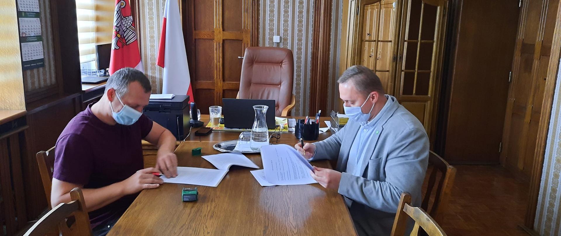 Podpisanie umowy na wykonanie wiaty rekreacyjnej nad Jeziorem Królewskim