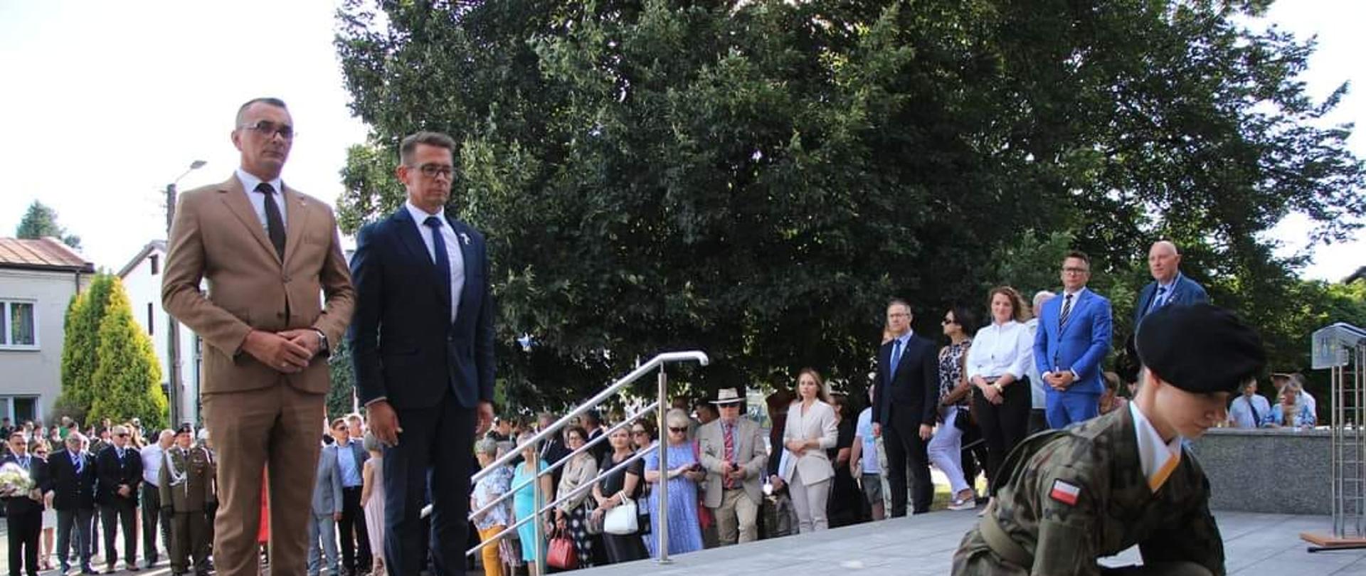 Na zdjęciu przedstawiciele Powiatu Kraśnickiego składają wiązankę pod tablicą upamiętniającą żołnierzy 24. Pułku Ułanów.