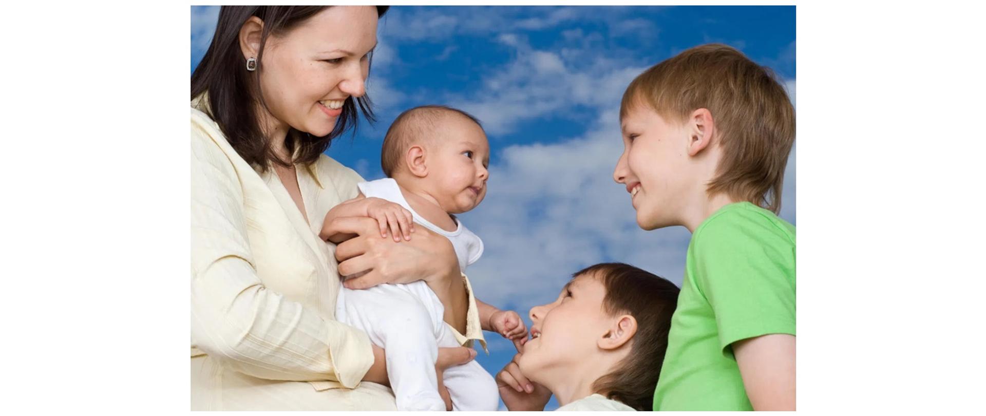 Zasiłek opiekuńczy dla ubezpieczonego w KRUS - obrazek dzieci z mamą 