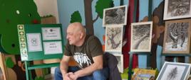 Artysta Jerzy Iwacik rozmawia z dziećmi
