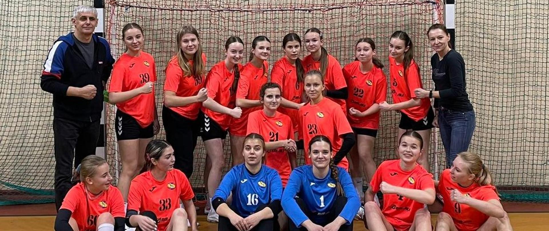 Drużyna juniorek KMKS Kraśnik wraz z trenerami: Agatą Kurlej i Leszkiem Pomykalskim